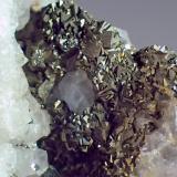 Pirita, Fluorita y CuarzoLe Burc Mine, Alban-Le Fraysse area, Tarn, Occitanie, FranceMedida: 7,3 x 5,5 x 4,4 cms (Autor: Joan Martinez Bruguera)