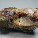 Hemimorfita, Cuarzo y Dolomita<br />Mina Mentechu, Alonsotegi (Alonsótegui), Comarca Gran Bilbao, Vizcaya / Bizkaia, País Vasco (Euskadi), España<br />Medida: 7,2 x 3,7 x 3,4 cms<br /> (Autor: Joan Martinez Bruguera)