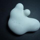 Ópalo (variedad menilito)Opal outcrop, Camarillas reservoir, Agramón, Hellín, Comarca Campos de Hellín, Albacete, Castilla-La Mancha, Spain5 x 5 cm. (Autor: javier ruiz martin)