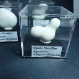 Ópalo (variedad menilito)Opal outcrop, Camarillas reservoir, Agramón, Hellín, Comarca Campos de Hellín, Albacete, Castilla-La Mancha, Spain3 x 2,5 cm. (Autor: javier ruiz martin)