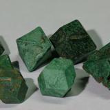Malaquita pseudomórfica de Cuprita<br />Chessy-les-Mines, Les Bois d'Oingt, Villefranche-sur-Saône, Rhône, Auvergne-Rhône-Alpes, Francia<br />el mayor 15mm<br /> (Autor: Ramon A  Lopez Garcia)