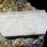 Ortoclasa<br />Afloramiento de pórfido, Río Guadarramilla, Dos Torres, Comarca Los Pedroches, Córdoba, Andalucía, España<br />Cristal de 45 x 20 mm.<br /> (Autor: Antonio P. López)