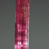 Elbaíta (variedad rubelita)<br />Mina Cruzeiro, Santa Maria do Suaçui, Governador Valadares, Vale do Rio Doce, Minas Gerais, Brasil<br />22 x 22 x 118 mm<br /> (Autor: Ramon A  Lopez Garcia)