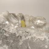 Sulphur, Quartz, CalciteCantera La Facciata, Carrara, Alpes Apuanos, Provincia Massa-Carrara, Toscana, Italia12,5 x 6,5 cm (Author: Sante Celiberti)