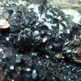 Esfalerita, SideritaMina La Económica, Grupo Minero Guajaraz, Mazarambroz, Comarca Montes de Toledo, Toledo, Castilla-La Mancha, España0,2 cm. el cristal de Esfalerita (Autor: javier ruiz martin)