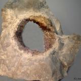 Cuarzo (variedad amatista)<br />Afloramiento de liditas de El Castelluelo, El Castelluelo, Alacón, Comarca Andorra-Sierra de Arcos, Teruel, Aragón, España<br />14 x 13 cm<br /> (Autor: Joan Niella)