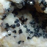Goethita, Hematites, CalcitaGoethite outcrop, Tordelrábano, Comarca Sierra Norte de Guadalajara, Guadalajara, Castilla-La Mancha, Spain4 x 4 cm. (Autor: javier ruiz martin)