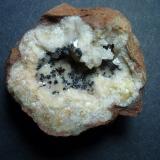 Goethita, Hematites, CalcitaGoethite outcrop, Tordelrábano, Comarca Sierra Norte de Guadalajara, Guadalajara, Castilla-La Mancha, Spain4 x 4 cm. (Autor: javier ruiz martin)