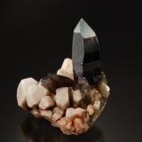 Quartz (variety smoky), MicroclineZona Crystal Peak, Condado Teller, Colorado, USA3.5 x 4.0 x 4.0 cm (Author: Michael Shaw)