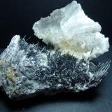 Stibnita (Estibina), Calcita, YesoManciano, Grosseto Province, Tuscany, Italy9 x 8 cm. (Autor: javier ruiz martin)