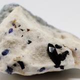 Neptunita y Benitoita<br />Mina California State Gem (Benitoite Gem Mine), Zona San Benito River headwaters, Pico Santa Rita, Distrito New Idria, Condado San Benito, California, USA<br />4x3x0.5 cm<br /> (Autor: Luis Edmundo Sánchez Roja)