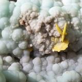 Gibbsite, WulfenitePrefectura Baoshan, Provincia Yunnan, China11 x 9 cm (Author: Volkmar Stingl)
