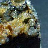 Cerusita, Galena, CalcitaFilón El Cobre, grupo minero El Cobre-Igualdad-Matacabras, Matacabras-Dehesa de las Yeguas, Bailén-Guarromán-Linares, Comarca Sierra Morena, Jaén, Andalucía, España4 x 2,5 cm. (Autor: javier ruiz martin)
