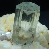 Berilo (variedad aguamarina), Albita, Mica<br />Valle Shigar, Distrito Shigar, Gilgit-Baltistan (Áreas del Norte), Paquistán<br />6 x 6 cm. la pieza, 2,5 cm. el cristal<br /> (Autor: javier ruiz martin)