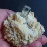 Berilo (variedad aguamarina), Albita, Mica<br />Valle Shigar, Distrito Shigar, Gilgit-Baltistan (Áreas del Norte), Paquistán<br />6 x 6 cm. la pieza, 2,5 cm. el cristal<br /> (Autor: javier ruiz martin)