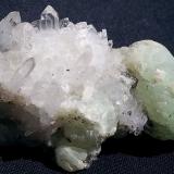 Prehnite, Quartz, BabingtoniteCantera Hongquizhen, Meigu, Prefectura autónoma Liangshan, Provincia Sichuan, China5,5 x 3,5 cm (Author: Volkmar Stingl)