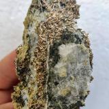 Allargentum, Calcita, ActinolitaBouismas Mine, Agdz, Bou Azzer mining district, Zagora Province, Drâa-Tafilalet Region, Morocco8,0 x 4,7 cm. (Autor: Carles)