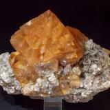 Scheelite on MuscoviteMonte Xuebaoding, Pingwu, Prefectura Mianyang, Provincia Sichuan, ChinaSpecimen size: 13.2 × 11.6 × 8.6 cm / main crystal size: 7.2 × 6.6 cm (Author: Jordi Fabre)