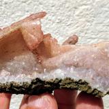 Cuarzo (variedad amatista) pseudomórfico de Fluorita<br /><br />9,5 x 7,0 cm.<br /> (Autor: Carles)