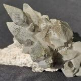 Calcite, Chalcopyrite<br />Fengjiashan Mine, Edong, Daye, Huangshi Prefecture, Hubei Province, China<br />9 x 5 cm<br /> (Author: Volkmar Stingl)