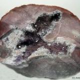 Cuarzo (variedad amatista)<br />Afloramientos de sílex, Los Pedreñales, Azaila, Comarca Bajo Martín, Teruel, Aragón, España<br />9 x 7 cm<br /> (Autor: Joan Niella)