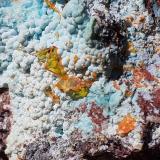 Wulfenite, Mimetesite, ChrysocollaConcesión D. H., Keystone Gulch, Chilito, Zona Hayden, Distrito Banner, Montes Dripping Spring, Condado Gila, Arizona, USA4 x 4 cm (Author: Volkmar Stingl)