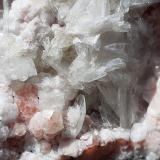 Analcime, 'Apophyllite', Datolite, CalciteBuco dell'Inferno (Lafreider Holle), Alpe Siusi, Valle Gardena (Valle Gröden), Provincia Bolzano, Trentino-Alto Adige (Trentino-Südtirol), Italia7,5 x 7,5 cm (Author: Volkmar Stingl)