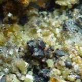 Piromorfita con posible GoethitaConcesión Resuperferolítica, Cerro de la Canaleja, Santa Eufemia, Comarca Los Pedroches, Córdoba, Andalucía, España0,2 x 0,2 cm. la zona de cristales negros (Autor: javier ruiz martin)