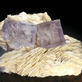 Fluorita, Barita<br />La Cabaña, Valdelmar, zona minera de Berbes, Berbes, Ribadesella, Comarca Oriente, Principado de Asturias (Asturias), España<br />14x9cm, cristales hasta 4cm de arista<br /> (Autor: Raul Vancouver)