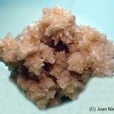 CalcitaCanteras de mármol de Monte Coto, Pinoso, Comarca Vinalopó Medio, Alicante / Alacant, Comunidad Valenciana / Comunitat Valenciana, España7 x 6 cm (Autor: Joan Niella)