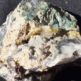Wulfenite, Chrysocolla, CalciteZona mina Stateline, Distrito Divide, Condado Esmeralda, Nevada, USA3 x 3 cm (Author: Volkmar Stingl)