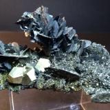 Hematite, PyriteMina Rio (Mina Rio Marina), realce Valle Giove, Rio Marina, Isla de Elba, Provincia Livorno, Toscana, Italia10 x 6 cm (Author: Sante Celiberti)