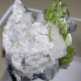 Titanite, Orthoclase (variety Adularia)<br />Drum Tobel, Sedrun, Tujetsch (Tavetsch), Grischun (Grisons; Graubünden), Switzerland<br />39,6 x 31,9 mm<br /> (Author: Sante Celiberti)