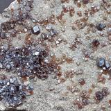 Grossular (variety hessonite)Zona Refugio Berliner, Macizo Ochsner-Rotkopf, Valle Ziller (Zillertal), Tirol Norte, Tirol, Austria6 x 3,5 cm (Author: Volkmar Stingl)