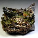 Axinita-(Mn), Epidota<br />Canta, Distrito Canta, Provincia Canta, Departamento Lima, Perú<br />9 x 5 cm.<br /> (Autor: Antonio P. López)