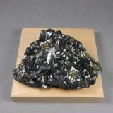 Tetraedrita<br />Mina Cavnic, zona minera Cavnic, Cavnic, Maramures, Rumanía<br />8,2 × 5,5 × 2,8 cm.<br /> (Autor: J. G. Alcolea)