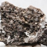 Magnesita<br />Barranc de les Collades, Pantà d'Escales, Casterner de les Olles, Tremp, Comarca Pallars Jussà, Lérida / Lleida, Cataluña / Catalunya, España<br />38 x 27 x 16 mm.<br /> (Autor: José Luis Zamora)