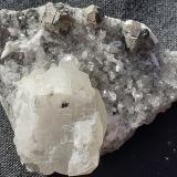 Pyrite, Laumontite, Quartz, CalciteTúnel Anyuanshan (obras), Wuyishan, Prefectura Nanping, Provincia Fujian, China4 x 3 cm (Author: Volkmar Stingl)