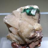 Malaquita, Calcita<br />Mina San Giovanni, Punta della Torre, Iglesias, Provincia Sud Sardegna, Cerdeña/Sardegna, Italia<br />33 x 27 mm<br /> (Autor: Sante Celiberti)