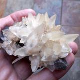 Calcita y FluoritaMekhtar, Distrito Loralai, Balochistan (Baluchistan), Paquistán7 x 5 cm (Autor: Cristalino)