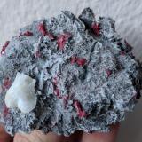 Cinabrio, Calcita, CuarzoEscarlati Mine, Puerto de las Señales, Maraña, Comarca Montaña Oriental, León, Castile and León, Spain6,5 x 5,0 cm. (Autor: Carles)