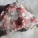 Rhodochrosite, QuartzMina Manuelita, Distrito Morococha, Provincia Yauli, Departamento Junín, Perú4,5 x 2,5 cm (Author: Volkmar Stingl)