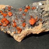 Vanadinite, MottramiteMibladen (distrito minero Mibladen), Midelt, Provincia Midelt, Región Drâa-Tafilalet, Marruecos84 x 47 mm (Author: Sante Celiberti)