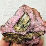 Calcita (variedad cobaltífera)<br />Cantera Agoudal Centre, Tansifite, Agdz, distrito minero Bou Azzer, Provincia Zagora, Región Drâa-Tafilalet, Marruecos<br />7,0 x 5,9 cm.<br /> (Autor: Carles)