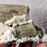 Fluorapatito, Stilbita-Ca (Estilbita-Ca)<br />Zona Imilchil, Anti-Atlas, Provincia Er Rachidia, Región Drâa-Tafilalet, Marruecos<br />6,0 x 4,7 cm.<br /> (Autor: Carles)