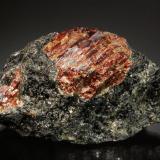 AlmandineMinas Barton Garnet, North River, Condado Warren, New York, USA8.4 x 5.0 x 3.8 cm (Author: Michael Shaw)