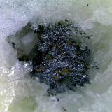 Liveingita<br />Cantera Lengenbach, Fäld, Valle Binn (Binntal), Wallis (Valais), Suiza<br />Campo de visión 4 mm.<br /> (Autor: Antonio P. López)