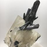 Stibnite on BaryteMina Wuning, Qingjiang, Wuning, Prefectura Jiujiang, Provincia Jiangxi, China12 x 7 X 4 cm (Author: Jean Suffert)