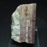 Elbaíta (variedad rubelita) sobre Albita<br />Minas Gerais, Brasil<br />30x55 mm<br /> (Autor: Ignacio)