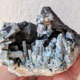 Nephelina, Schorlomita<br />Jebel Bou Agrao, Tamazeght, Alto Atlas, Provincia Midelt, Región Drâa-Tafilalet, Marruecos<br />6,2 x 5,0 x 4,5 cm.<br /> (Autor: Carles)